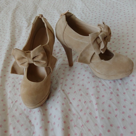 Shoes - 🧁3/$25🧁Tan bow booties